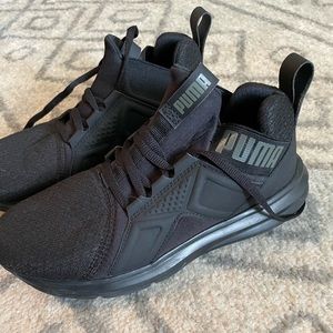 Puma all black tennis shoes